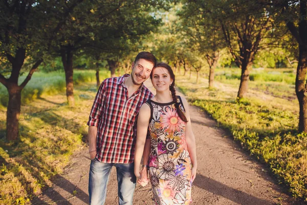 Couple walking holding hands — Stock Photo, Image