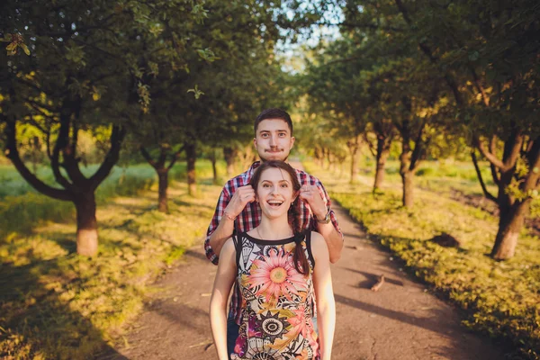 Pareja joven enamorada — Foto de Stock