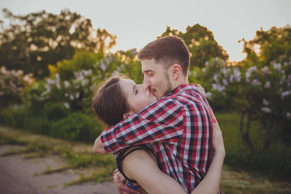 Jovem casal apaixonado — Fotografia de Stock