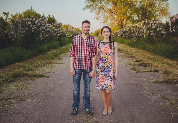 Couple walking holding hands — Stock Photo, Image