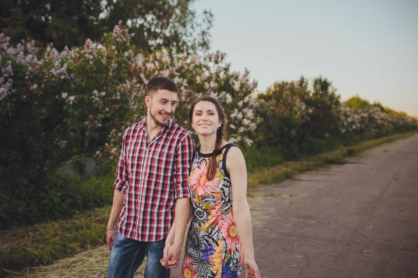 Couple walking holding hands — Stock Photo, Image