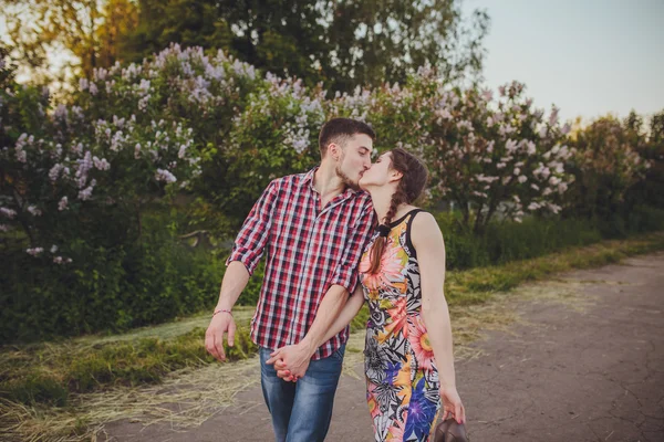 Casal andando de mãos dadas — Fotografia de Stock