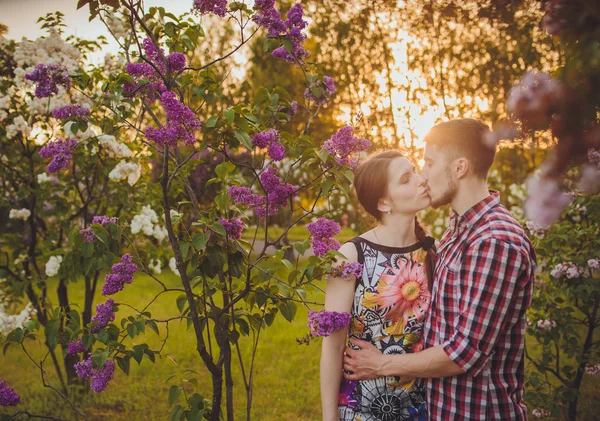 Jovem casal apaixonado — Fotografia de Stock