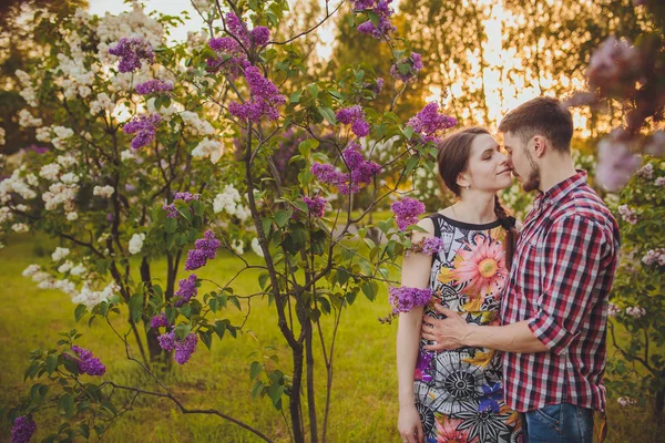 Jovem casal apaixonado — Fotografia de Stock