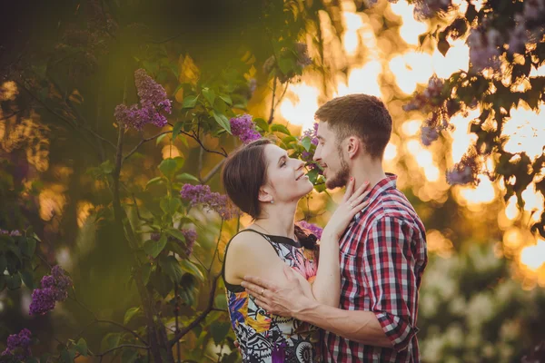 Jeune couple amoureux — Photo