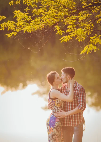 Jovem casal apaixonado — Fotografia de Stock