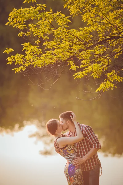 Pasangan muda jatuh cinta — Stok Foto