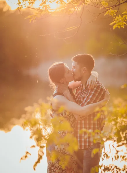 Jovem casal apaixonado — Fotografia de Stock