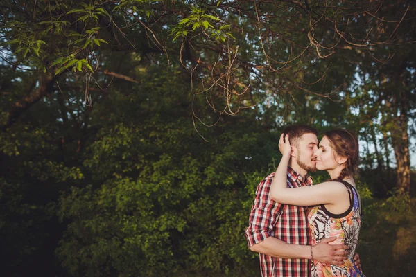 Jovem casal apaixonado — Fotografia de Stock