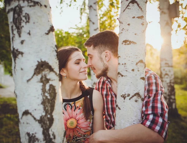 Jeune couple amoureux — Photo