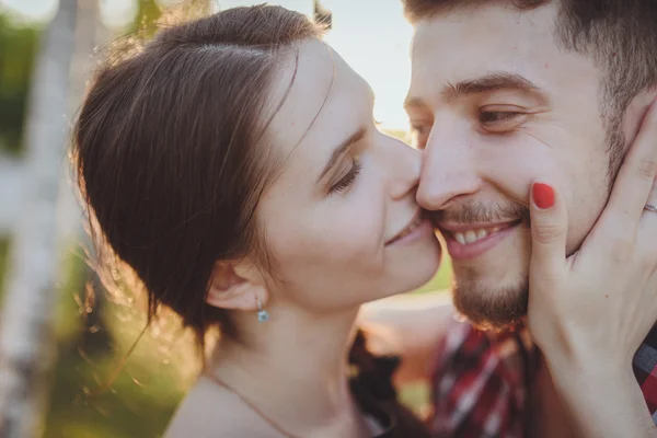 Jeune couple amoureux — Photo