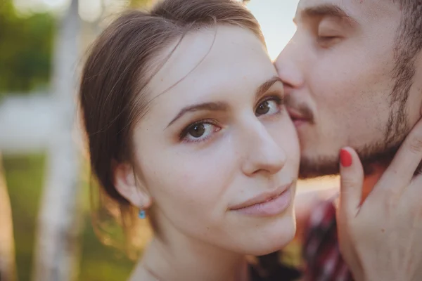 Junges verliebtes Paar — Stockfoto