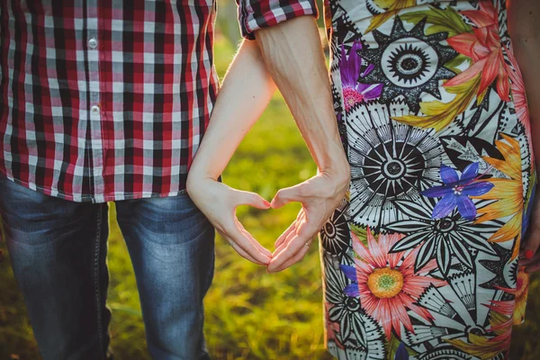 Valentine Casal apaixonado mostrando coração com os dedos . — Fotografia de Stock