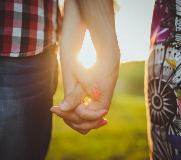Couple walking holding hands — Stock Photo, Image