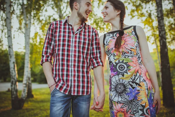 Pareja caminando cogidas de la mano —  Fotos de Stock