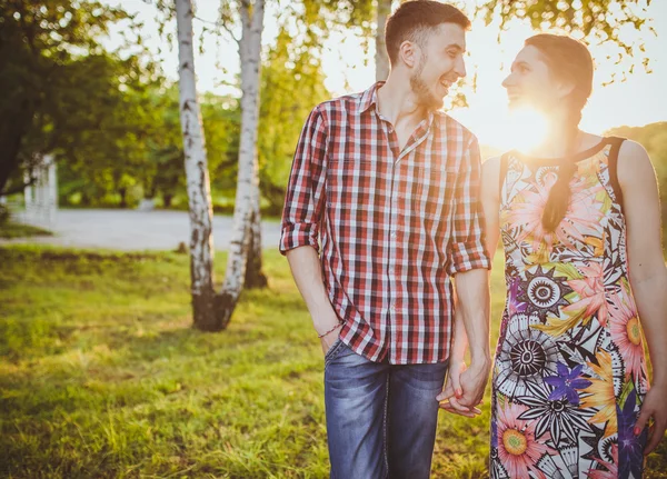 Couple walking holding hands — Stock Photo, Image