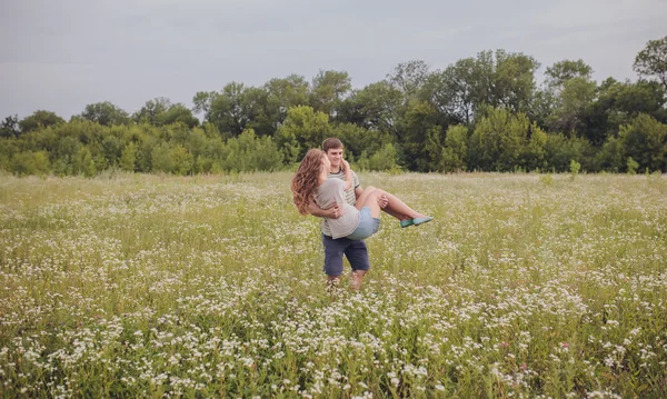 Pareja joven enamorada —  Fotos de Stock