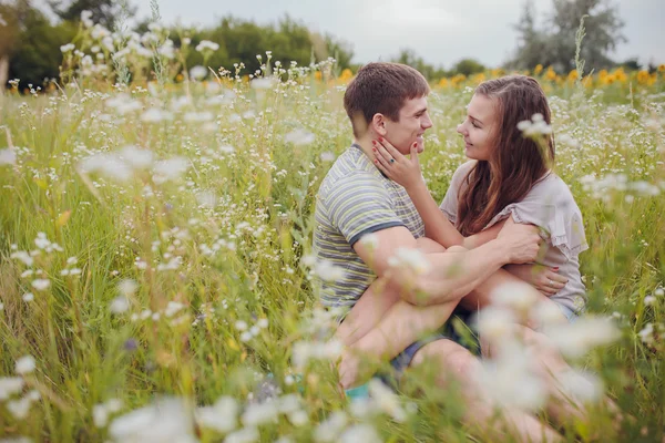 Jovem casal apaixonado — Fotografia de Stock