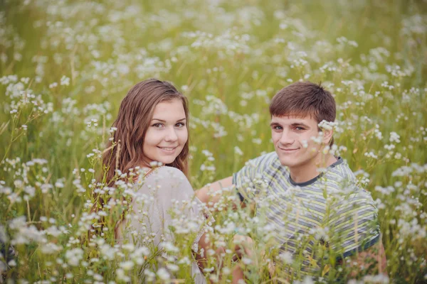 Jeune couple amoureux — Photo