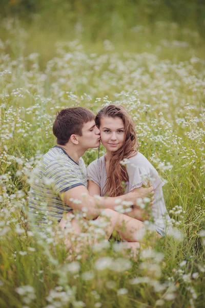 Pareja joven enamorada — Foto de Stock