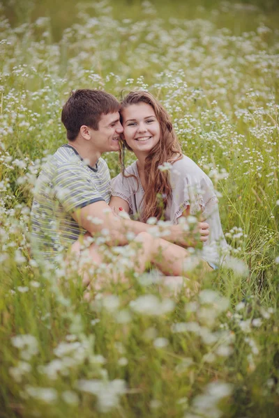 Jeune couple amoureux — Photo