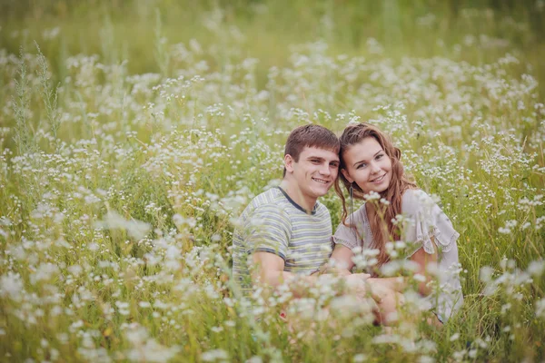 Jeune couple amoureux — Photo