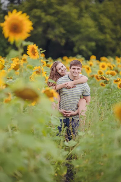 Jovem casal apaixonado — Fotografia de Stock