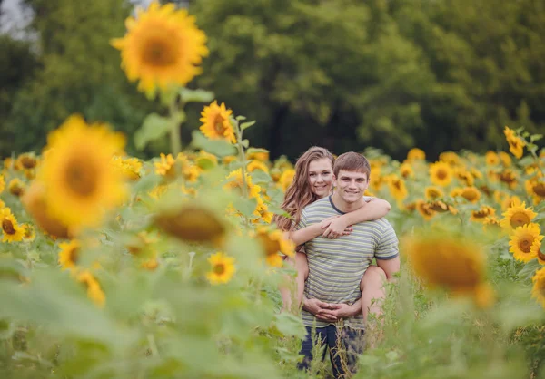 Jeune couple amoureux — Photo