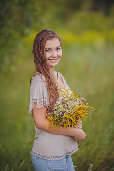 Candid skipping carefree adorable woman in field — Stock Photo, Image