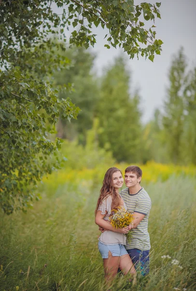 Jeune couple amoureux — Photo