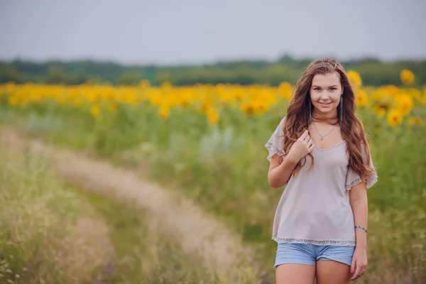 Femme dans le champ de beauté avec des tournesols — Photo