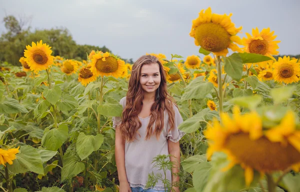 Woman in beauty field with sunflowers — Stock Photo, Image