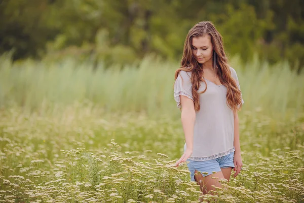 Candid skipping carefree adorable woman in field — Stock Photo, Image