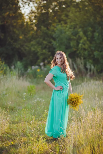 Artystyczny portret młoda brunetka wspaniały na zielony łąka. — Zdjęcie stockowe