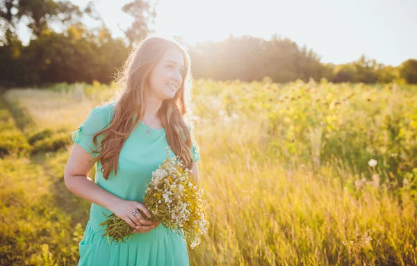 Artistic portrait of young gorgeous brunette on green meadow. — Stock Photo, Image