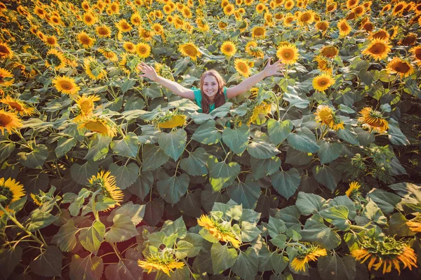 Vrouw met zonnebloemen terzake schoonheid — Stockfoto