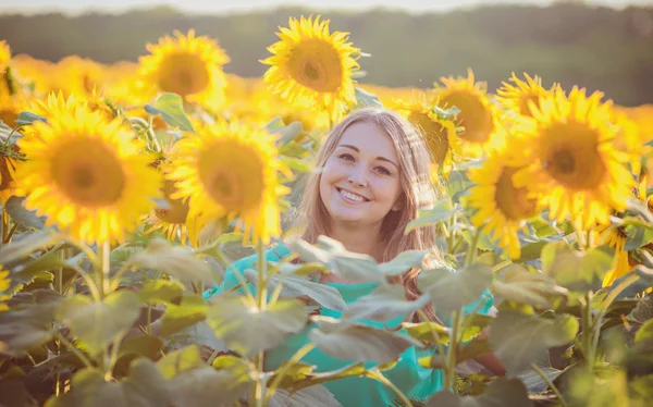 Woman in beauty field with sunflowers — Stock Photo, Image