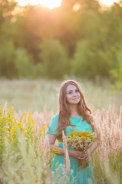 Artistic portrait of young gorgeous brunette on green meadow. — Stock Photo, Image