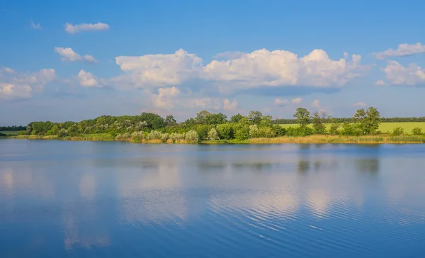 Calma hermoso paisaje rural con un lago — Foto de Stock