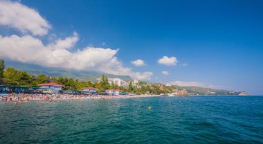 Mavi Gökyüzü bulutlu karşı Karadeniz kıyısında küçük bir kasaba.