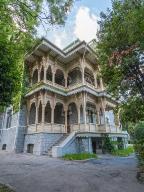 Tarihi bina ile yeşil sarmaşık kaplı