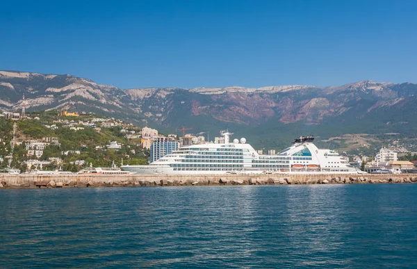 Serata di grande nave in partenza dal porto di Yalta — Foto Stock