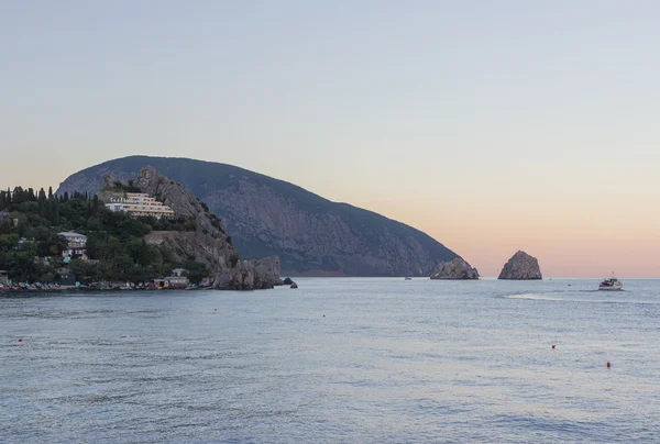 Gurzuf och Ayu Dag berg. Crimea. — Stockfoto