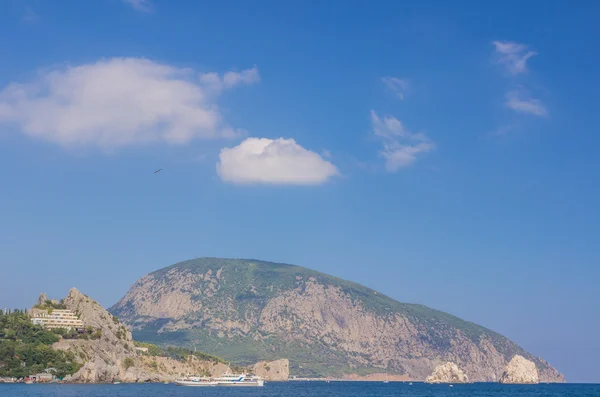 Gurzuf and Ayu Dag mountain. Crimea. — Stock Photo, Image