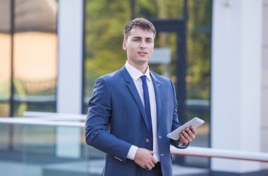 genç iş adamı düşünüyorum tutun tablet pc bilgisayar arama