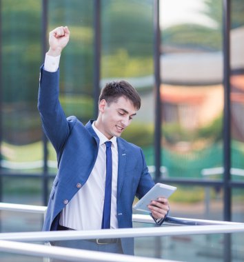  Başarılı emin işadamı başarısını kutluyor. 