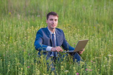 işadamı doğada çalışıyor. 