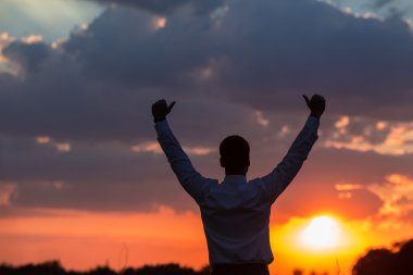 gün batımını karşısında sahada ayakta iş adamı