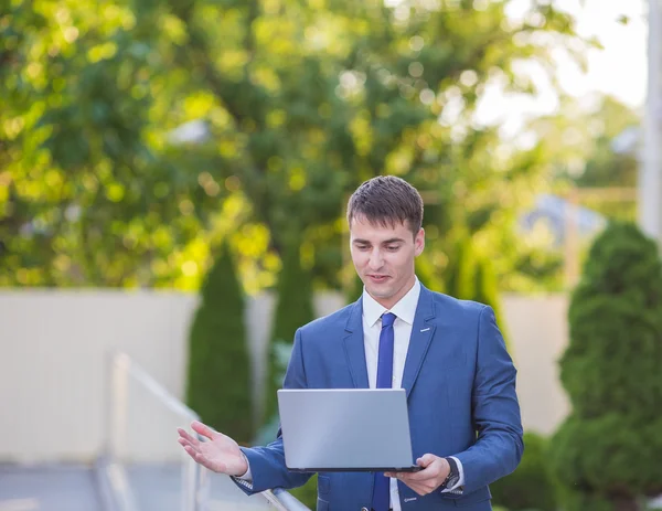 Benadrukt zakenman met problemen — Stockfoto