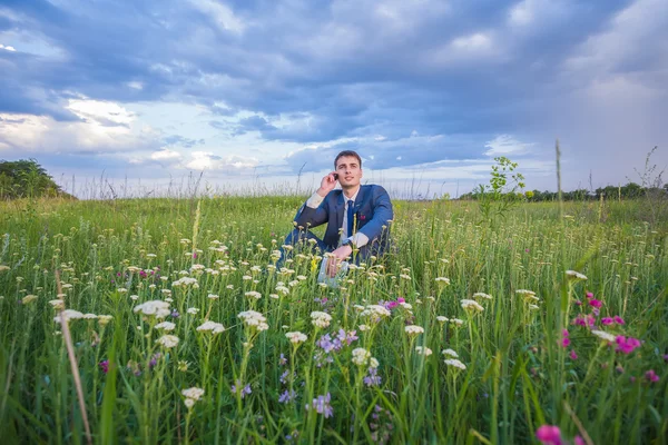 Uomo d'affari sta lavorando nella natura . — Foto Stock